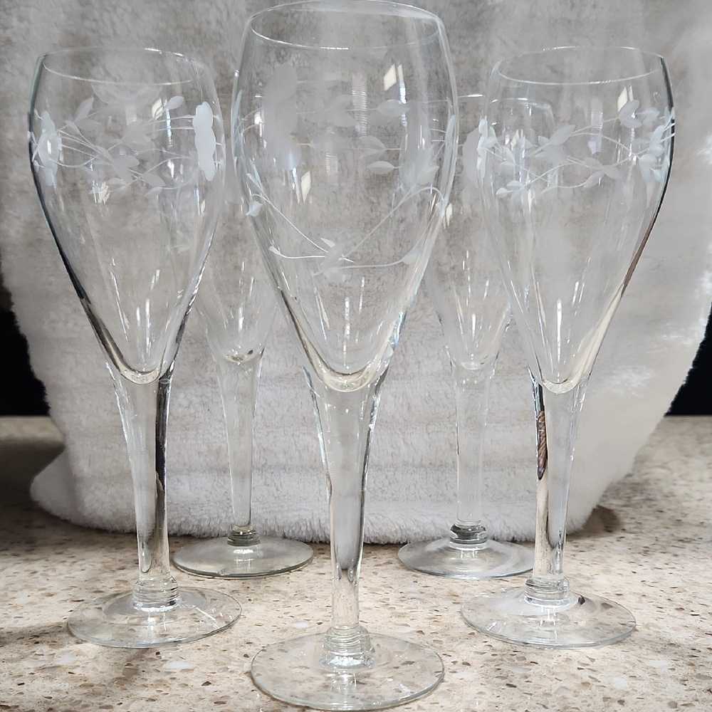 Elegant Clear Wine Glass Set